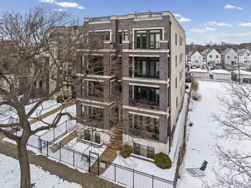 Welcome to this Stunning 3 bed, 2 bath Condo offering over 1,700 - Beach Condo for sale in Chicago, Illinois on Beachhouse.com