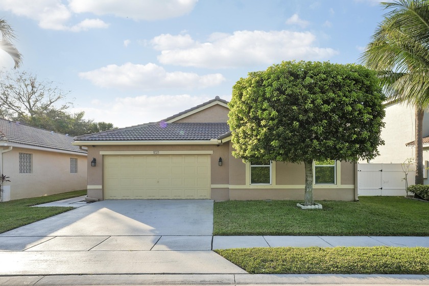 Beautifully updated 3-bedroom + OFFICE (easy 4th bedroom - Beach Home for sale in Boynton Beach, Florida on Beachhouse.com