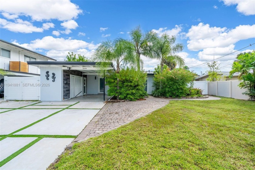 Waterfront Beauty! Well maintained 3/2 home with split floor - Beach Home for sale in Fort Lauderdale, Florida on Beachhouse.com