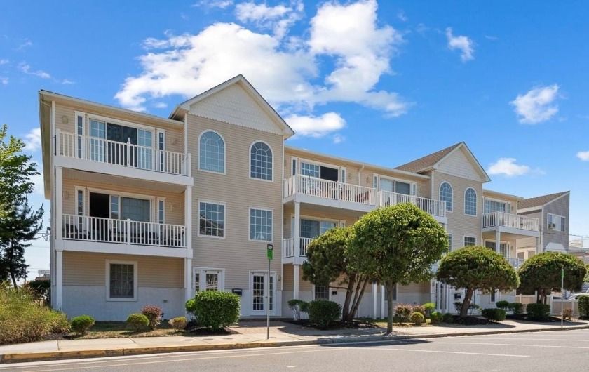 Stunning Beach Block Condo with Ocean Views! This 3 Bedroom, 2 - Beach Condo for sale in Wildwood, New Jersey on Beachhouse.com