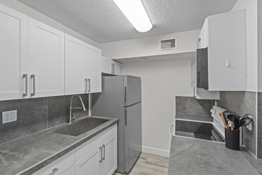 INVESTOR FRIENDLY!! HAS A CURRENT TENTANT. Beautifully updated - Beach Condo for sale in West Palm Beach, Florida on Beachhouse.com