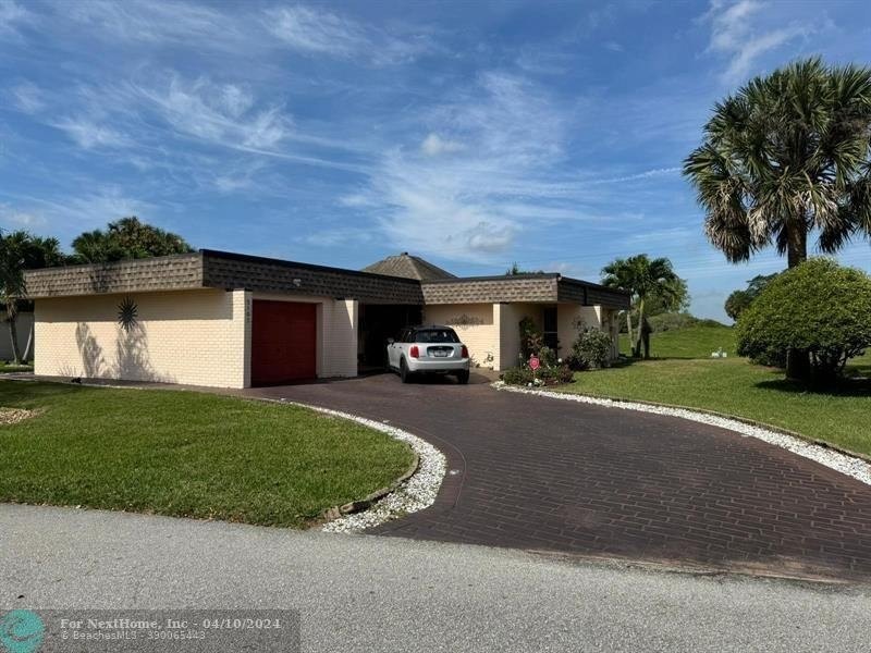 Natural light welcomes you as it fills the large, open living - Beach Home for sale in Tamarac, Florida on Beachhouse.com