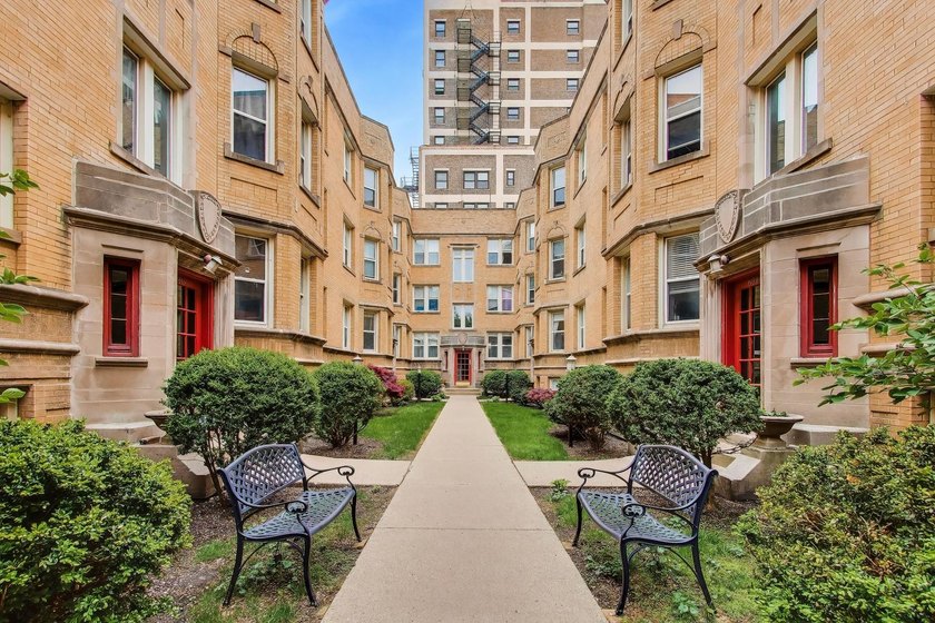 Welcome to 6813 N Lakewood Ave #3W, where lifestyle meets Rogers - Beach Condo for sale in Chicago, Illinois on Beachhouse.com