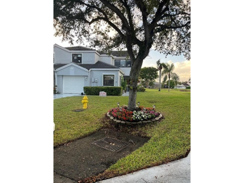 Beautifully maintained lakefront townhome offering generous - Beach Townhome/Townhouse for sale in Tamarac, Florida on Beachhouse.com