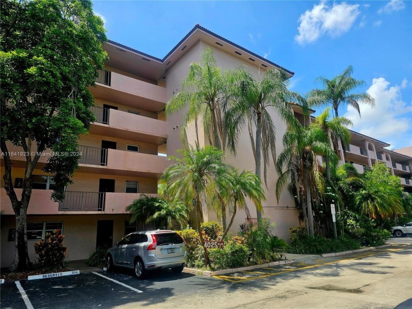 GREAT LOCATION * AMAZING LAKE VIEW * OK TO LEASE * CLUB HOUSE - Beach Condo for sale in Sunrise, Florida on Beachhouse.com