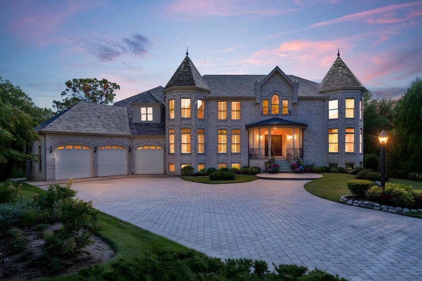 Situated on a tranquil cul-de-sac just off the shores of Lake - Beach Home for sale in Highland Park, Illinois on Beachhouse.com