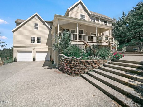 Stunning 5 BD/4.5BA home w/ocean, mountain & forest views - Beach Home for sale in Gold Beach, Oregon on Beachhouse.com