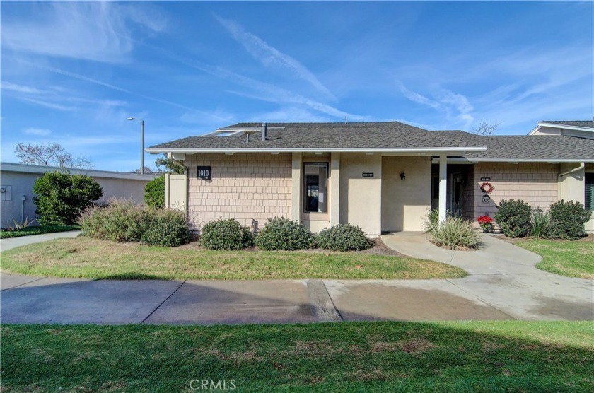 COME HOME TO THIS BEAUTIFUL 2 BED - 2BATHS- 1 CAR GARAGE CONDO - Beach Condo for sale in Huntington Beach, California on Beachhouse.com