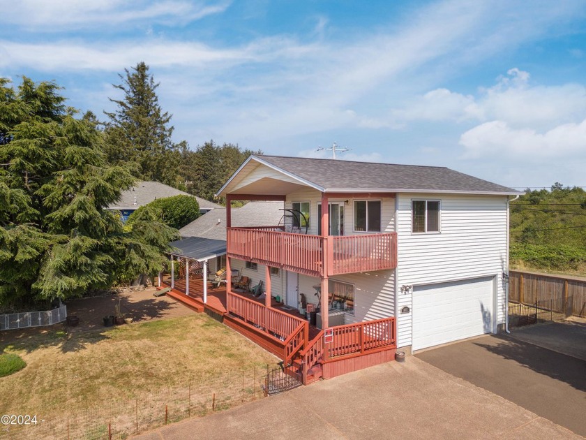 Ocean Views! Spacious and full of potential! This home has a - Beach Home for sale in Lincoln City, Oregon on Beachhouse.com