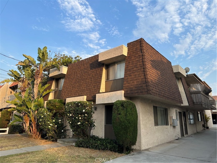 2220 Huntington Ave in Redondo Beach, CA, presents an - Beach Townhome/Townhouse for sale in Redondo Beach, California on Beachhouse.com