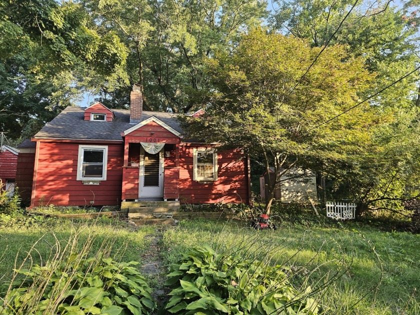 This lovely home features 3 bedrooms, 1 bathroom, and 1,259 - Beach Home for sale in Milford, Connecticut on Beachhouse.com