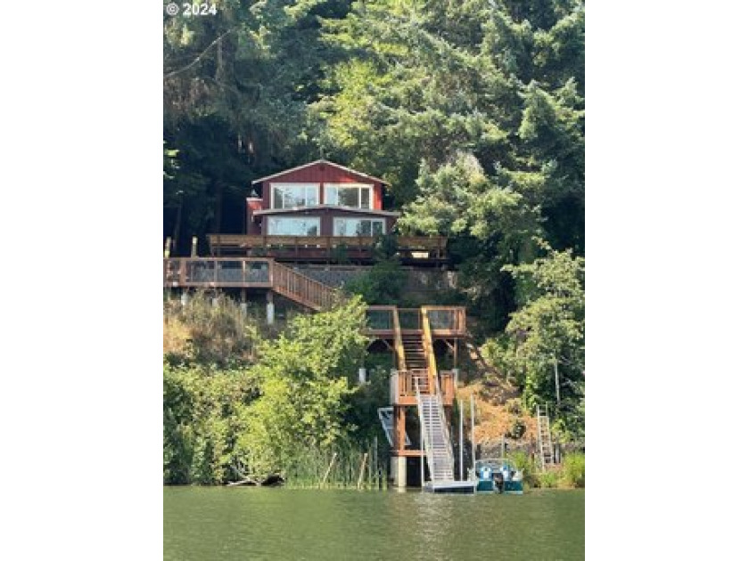 Charming Siltcoos Lakefront cabin with boat dock! End of road - Beach Home for sale in Florence, Oregon on Beachhouse.com