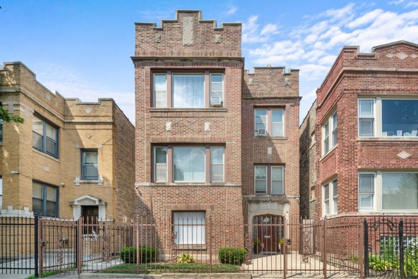 This beautifully maintained brick 2 flat, wrapped within a - Beach Home for sale in Chicago, Illinois on Beachhouse.com