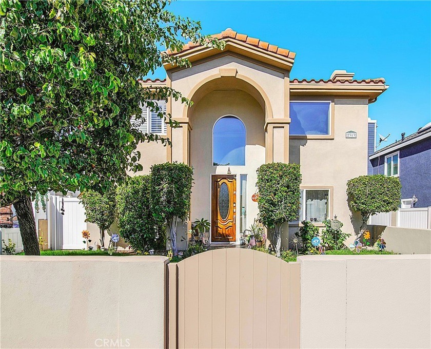 Welcome to your dream home! Just reduced $143,000. Submit Offers - Beach Townhome/Townhouse for sale in Redondo Beach, California on Beachhouse.com