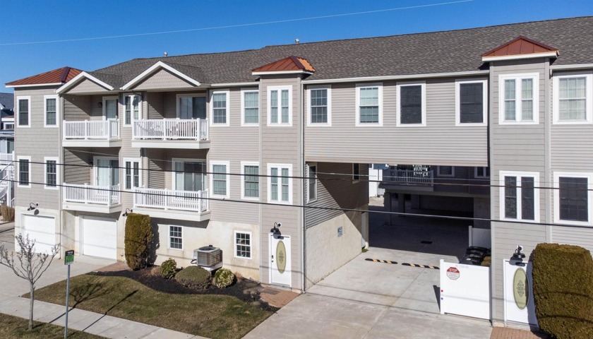 TOP FLOOR CONDO WITH POOL NEAR BEACH & BOARDWALK! Ocean Hollow - Beach Condo for sale in North Wildwood, New Jersey on Beachhouse.com