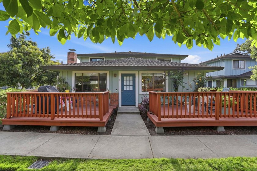 Ground floor, single story! Welcome to Capitola Knolls, one of - Beach Condo for sale in Capitola, California on Beachhouse.com