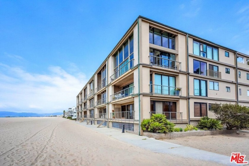 Highly prized beachfront location. This single level, wide unit - Beach Condo for sale in Marina Del Rey, California on Beachhouse.com