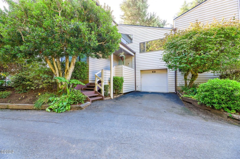 Wonderful Golf Course Frontage Island Condo located on the 8th - Beach Condo for sale in Gleneden Beach, Oregon on Beachhouse.com