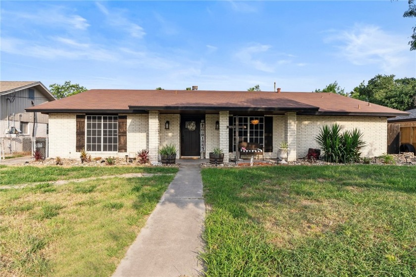 Charming,  beautifully renovated 5 bedroom 3 bath water front - Beach Home for sale in Corpus Christi, Texas on Beachhouse.com