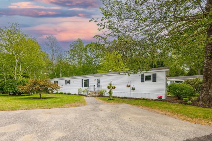 Move-in ready and less than 10 minutes from the beach! This - Beach Home for sale in North Hampton, New Hampshire on Beachhouse.com