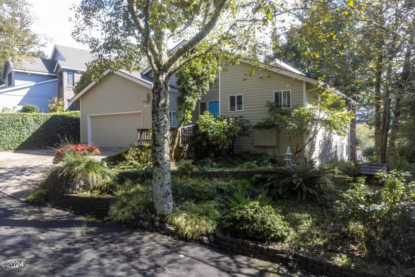 This beautifully maintained home boasts an open, airy floor plan - Beach Home for sale in Lincoln City, Oregon on Beachhouse.com