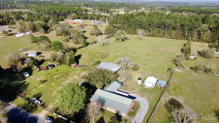 This horse farm is truly a gem with its spacious and - Beach Home for sale in Milton, Florida on Beachhouse.com