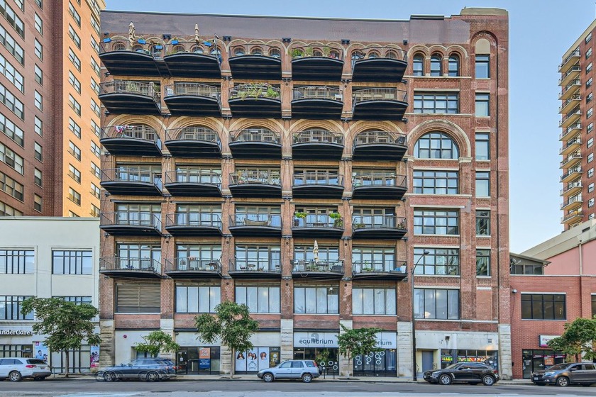 Welcome to this beautiful South Loop Condo with stunning city - Beach Home for sale in Chicago, Illinois on Beachhouse.com