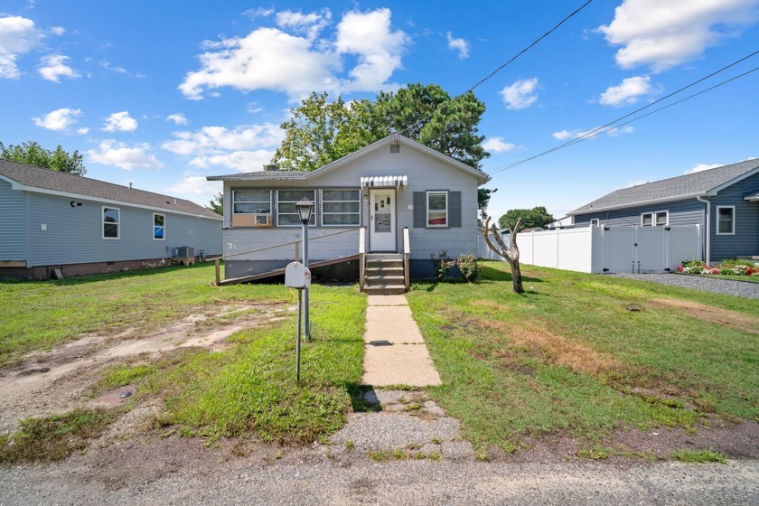 Welcome to your new home! This cozy 2-bedroom, 1-bath house has - Beach Home for sale in Villas, New Jersey on Beachhouse.com