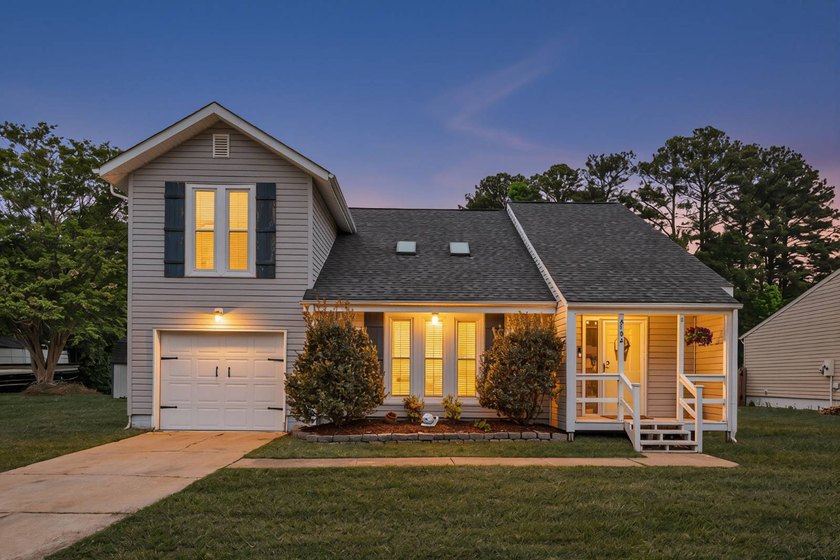 Move-in ready waterfront home in Lake Placid community! This - Beach Home for sale in Virginia Beach, Virginia on Beachhouse.com