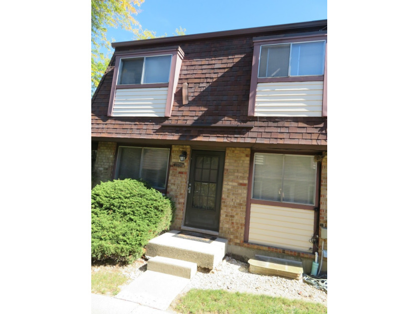 !!!RARE FIND!!! Wonderful opportunity to own this rarely - Beach Townhome/Townhouse for sale in Waukegan, Illinois on Beachhouse.com