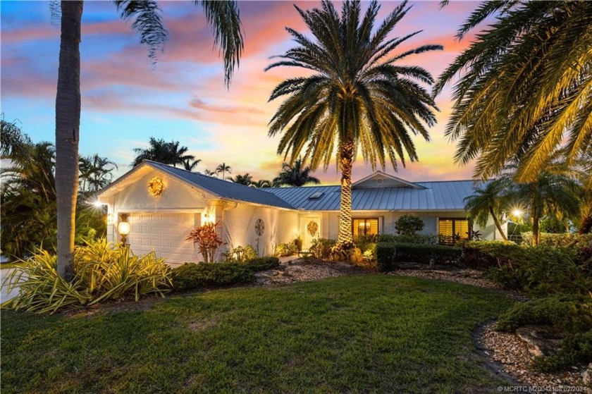 Welcome all water enthusiasts to this stunning 3-bed plus an - Beach Home for sale in Palm City, Florida on Beachhouse.com