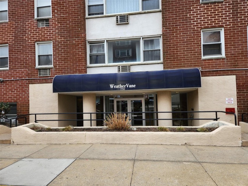 Beautifully renovated Oceanfront Co-op Apartment featuring 2 - Beach Home for sale in Long Beach, New York on Beachhouse.com