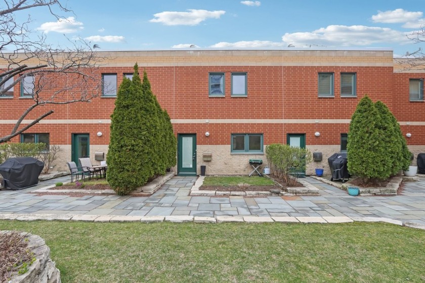 Enjoy peaceful views of the professionally landscaped courtyard - Beach Townhome/Townhouse for sale in Evanston, Illinois on Beachhouse.com