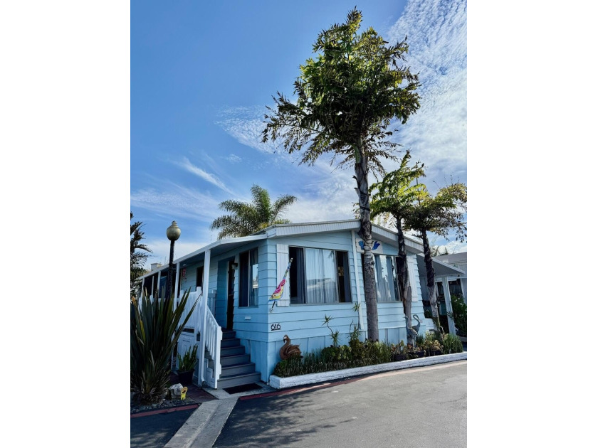 STEPS TO THE OCEAN FRONT!! Welcome to the Coastal Lifestyle at - Beach Home for sale in Huntington Beach, California on Beachhouse.com