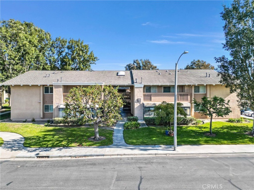 Welcome to this beautifully bright and open 2 bedroom, 2 - Beach Condo for sale in Huntington Beach, California on Beachhouse.com