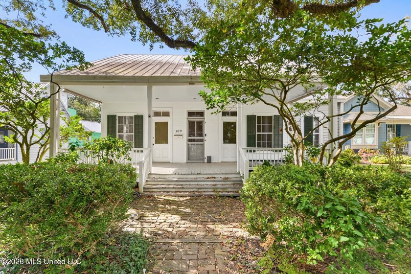 Rare opportunity to own one of Ocean Springs' few remaining - Beach Home for sale in Ocean Springs, Mississippi on Beachhouse.com