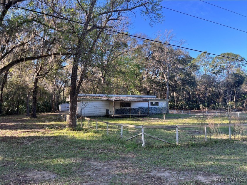 ***2 ACRES*** This fixer-upper is waiting for your creative - Beach Home for sale in Inglis, Florida on Beachhouse.com