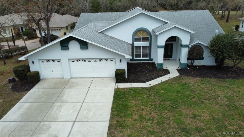 This beautiful 3-bedroom, 3-bathroom pool home is nestled on the - Beach Home for sale in Homosassa, Florida on Beachhouse.com