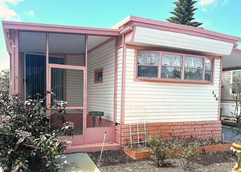 New Low Price! Great Location & View! Adorable 2 bedroom, 2 bath - Beach Home for sale in Pinellas Park, Florida on Beachhouse.com
