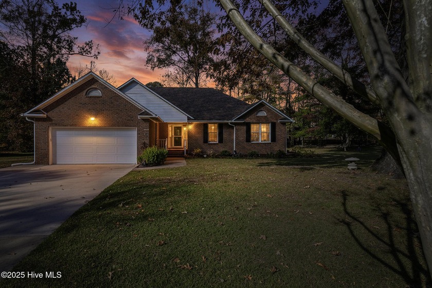 Welcome to 318 Magellan Drive-an inviting home in one of New - Beach Home for sale in New Bern, North Carolina on Beachhouse.com