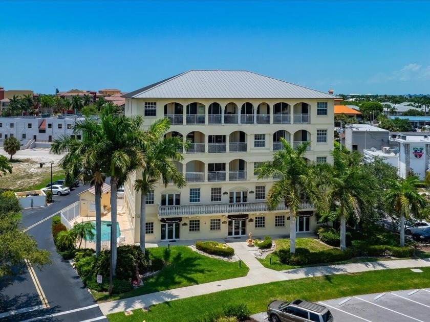 WELCOME TO PARK AVENUE ON BEAUTIFUL MARCO ISLAND. THIS - Beach Condo for sale in Marco Island, Florida on Beachhouse.com