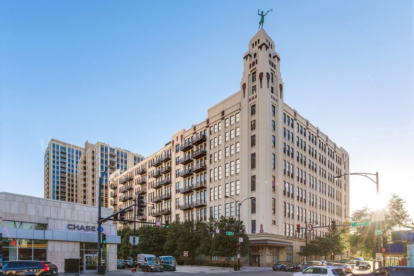 Discover this beautiful 2 BR/2 Bath split bedroom condo in River - Beach Condo for sale in Chicago, Illinois on Beachhouse.com