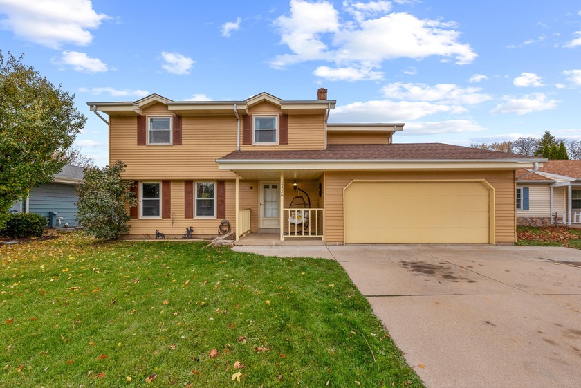 Beautifully remodeled 4-bedroom, 2.5-bath home in desirable Oak - Beach Home for sale in Oak Creek, Wisconsin on Beachhouse.com