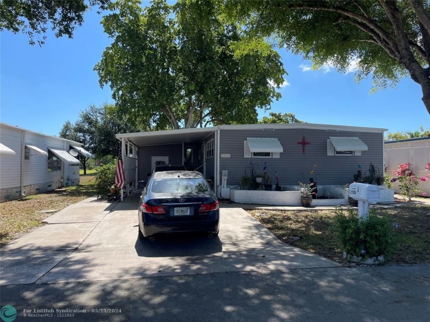 Absolutely gorgeous 2/2 double wide with carport - shed - - Beach Home for sale in Davie, Florida on Beachhouse.com