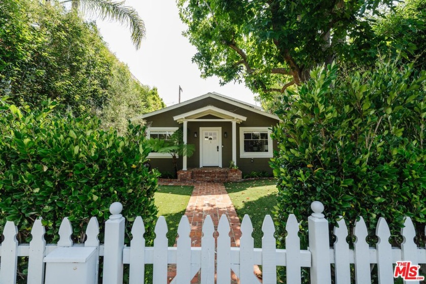 LUXURY CRAFTSMAN LIVING IN VENICE'S PREMIER LOCATION Nestled - Beach Home for sale in Venice, California on Beachhouse.com