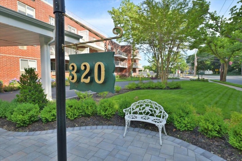 KINGS POINT HOUSE ~ A rare offering ~Top Floor, Waterfront, Full - Beach Home for sale in Great Neck, New York on Beachhouse.com