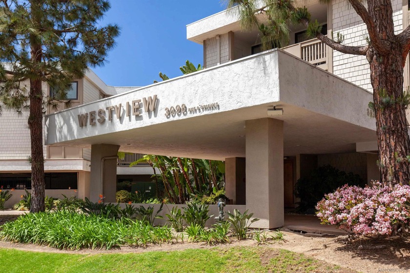 Welcome to this beautifully updated top-floor 1 bedroom, 1 - Beach Condo for sale in San Diego, California on Beachhouse.com