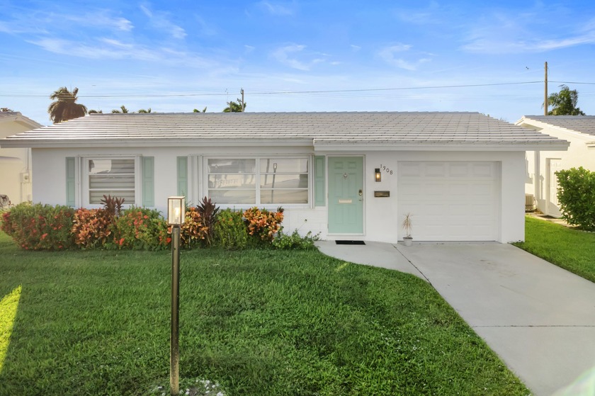 This is the perfect opportunity to move into a renovated single - Beach Home for sale in Boynton Beach, Florida on Beachhouse.com