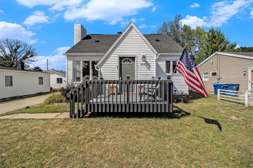 Charming home in a great Ludington location. Cute, clean and - Beach Home for sale in Ludington, Michigan on Beachhouse.com