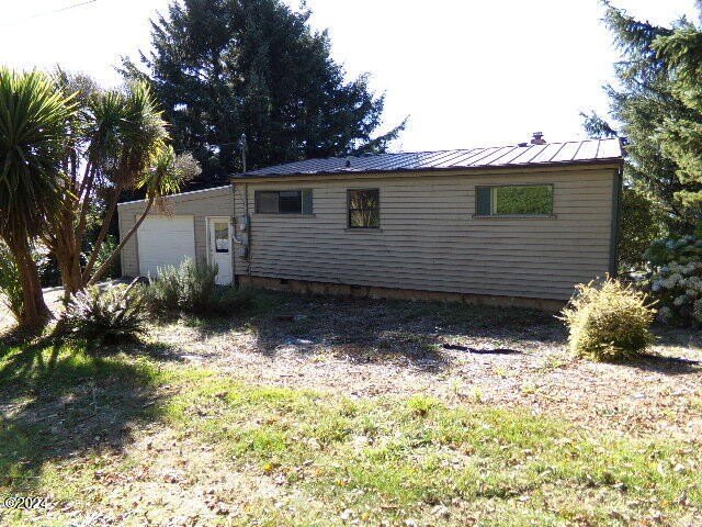 2 bedroom 1 bathroom home on large double lot with deck, sunroom - Beach Home for sale in Yachats, Oregon on Beachhouse.com